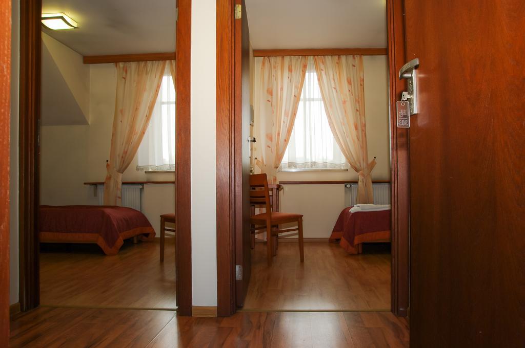 Hotel Sutoris Bochnia Oda fotoğraf