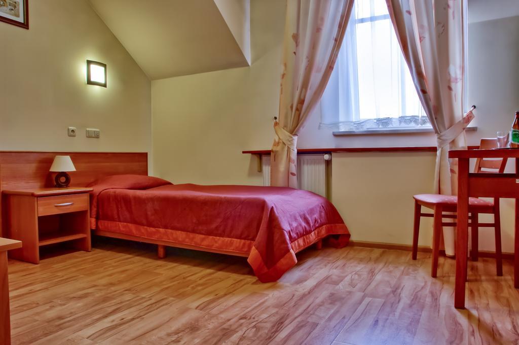 Hotel Sutoris Bochnia Oda fotoğraf